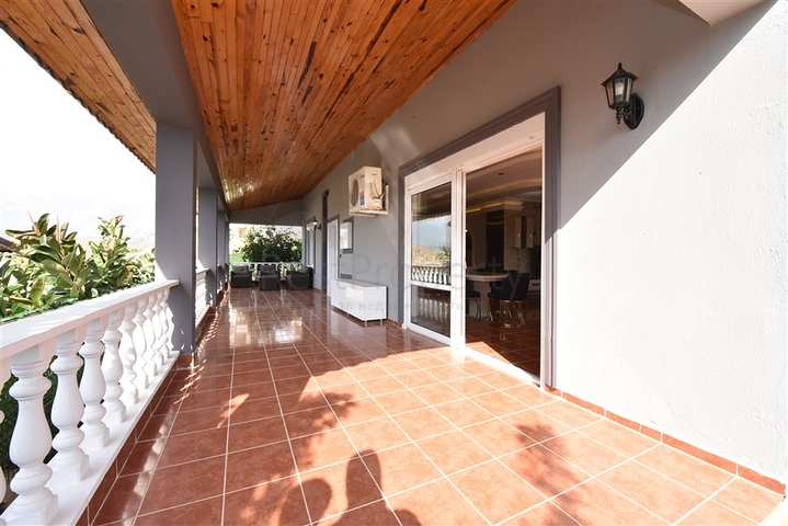 Вилла с видом на море в районе Каргыджак