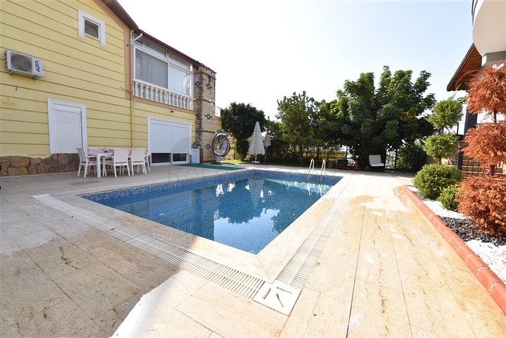 Вилла с видом на море в районе Каргыджак