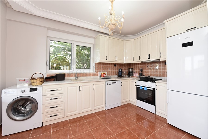 Вилла с видом на море в районе Каргыджак