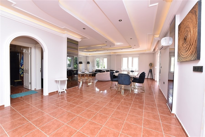 Вилла с видом на море в районе Каргыджак