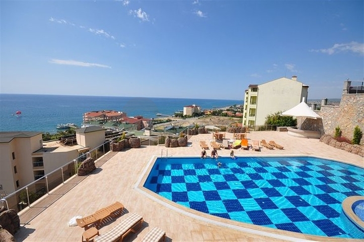 Большая трехкомнатная квартира в жилом комплексе класса люкс в Конаклы