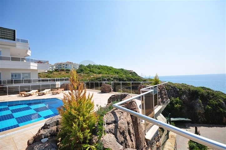 Большая трехкомнатная квартира в жилом комплексе класса люкс в Конаклы