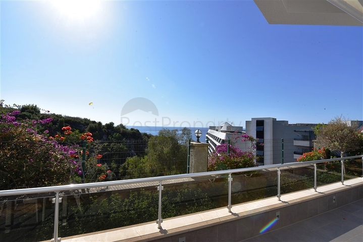 Большая трехкомнатная квартира в жилом комплексе класса люкс в Конаклы