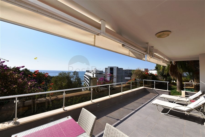 Большая трехкомнатная квартира в жилом комплексе класса люкс в Конаклы