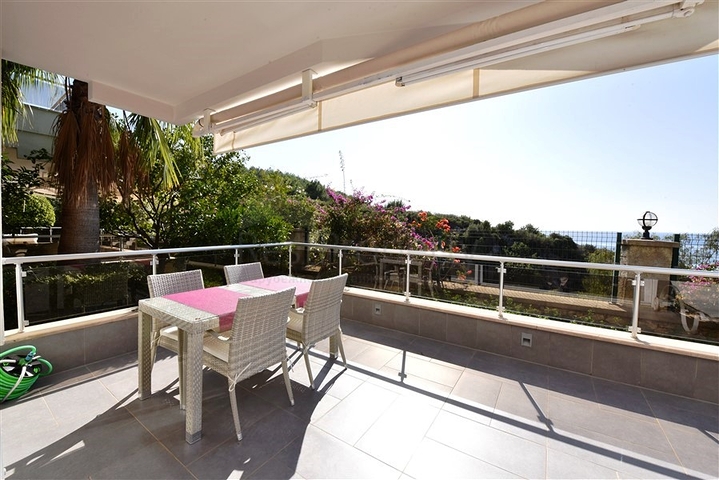 Большая трехкомнатная квартира в жилом комплексе класса люкс в Конаклы