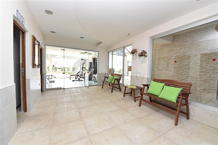 Большая трехкомнатная квартира в жилом комплексе класса люкс в Конаклы