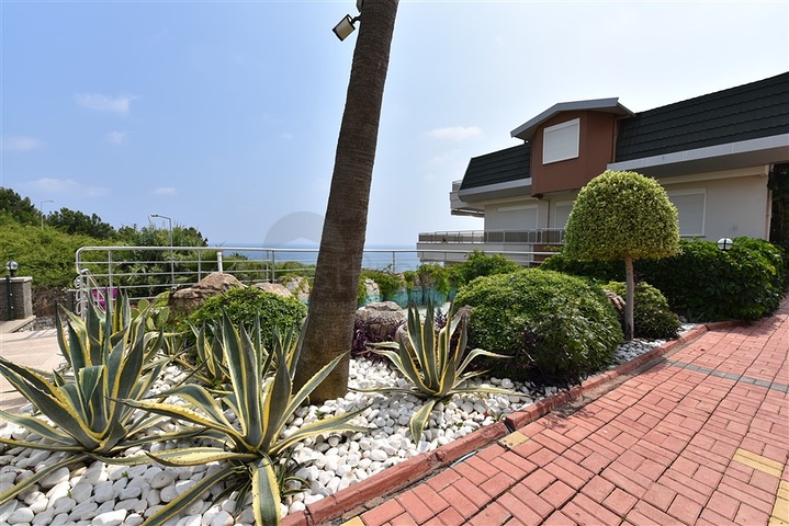 Большая трехкомнатная квартира в жилом комплексе класса люкс в Конаклы