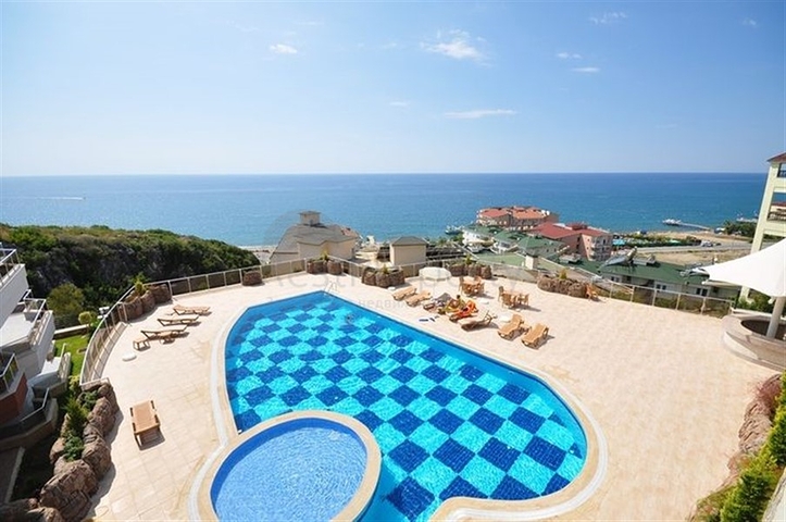 Большая трехкомнатная квартира в жилом комплексе класса люкс в Конаклы