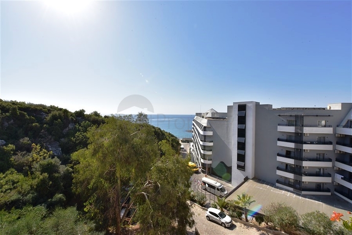 Большая трехкомнатная квартира в жилом комплексе класса люкс в Конаклы