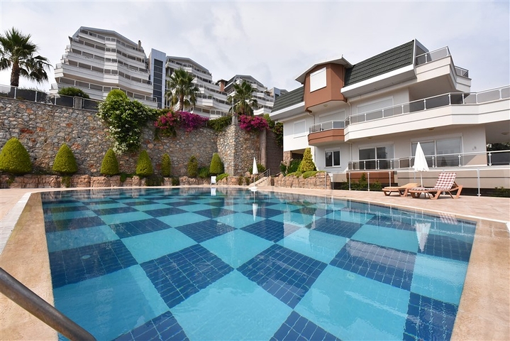 Большая трехкомнатная квартира в жилом комплексе класса люкс в Конаклы