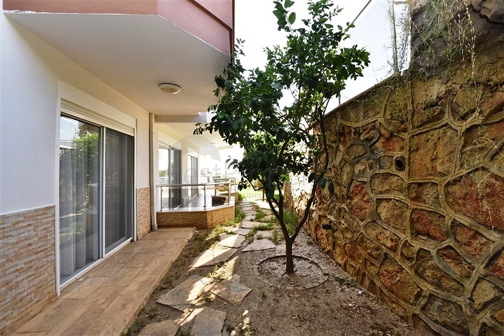 Большая трехкомнатная квартира в жилом комплексе класса люкс в Конаклы