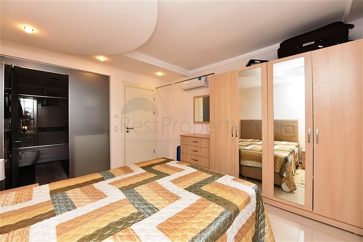 Большая трехкомнатная квартира в жилом комплексе класса люкс в Конаклы