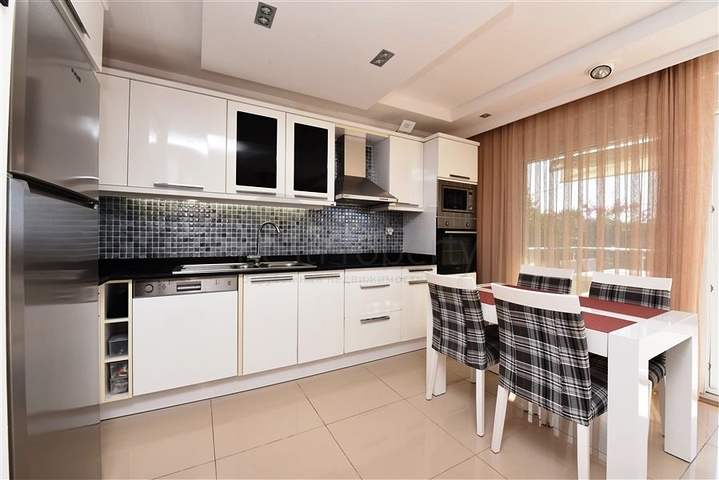 Большая трехкомнатная квартира в жилом комплексе класса люкс в Конаклы