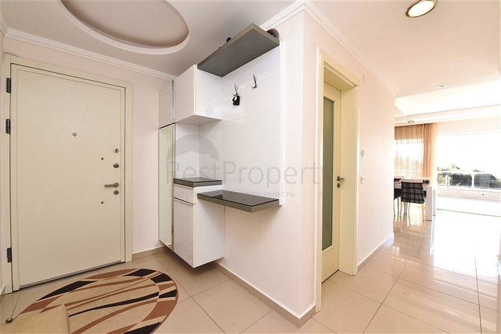 Большая трехкомнатная квартира в жилом комплексе класса люкс в Конаклы