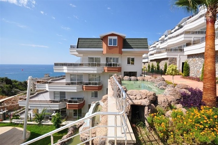 Большая трехкомнатная квартира в жилом комплексе класса люкс в Конаклы