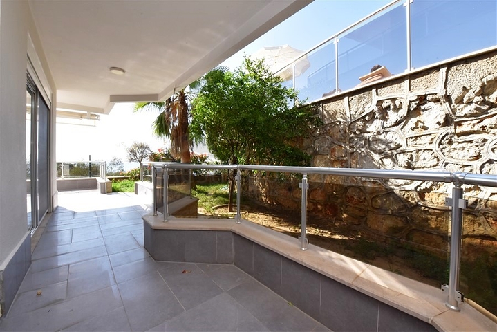 Большая трехкомнатная квартира в жилом комплексе класса люкс в Конаклы