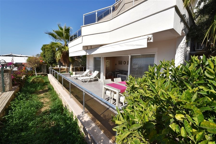 Большая трехкомнатная квартира в жилом комплексе класса люкс в Конаклы