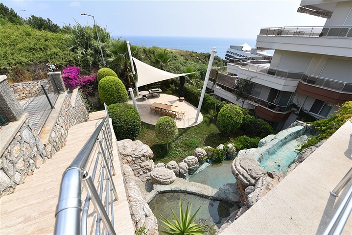 Большая трехкомнатная квартира в жилом комплексе класса люкс в Конаклы