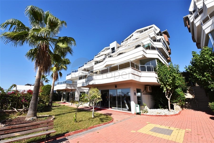 Большая трехкомнатная квартира в жилом комплексе класса люкс в Конаклы