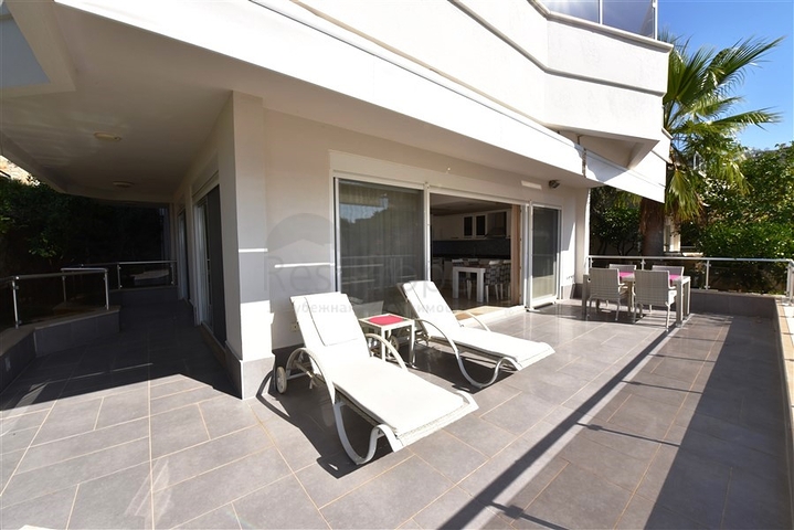 Большая трехкомнатная квартира в жилом комплексе класса люкс в Конаклы