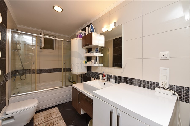 Большая трехкомнатная квартира в жилом комплексе класса люкс в Конаклы