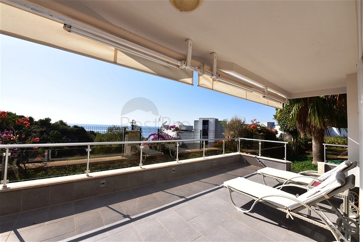 Большая трехкомнатная квартира в жилом комплексе класса люкс в Конаклы