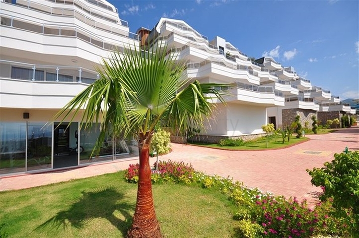 Большая трехкомнатная квартира в жилом комплексе класса люкс в Конаклы