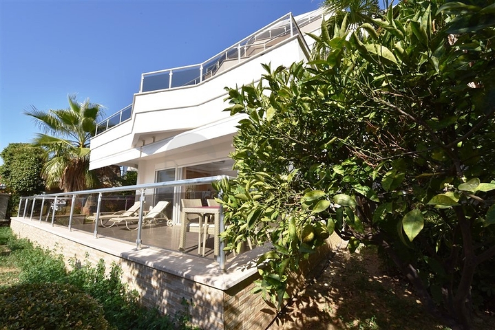 Большая трехкомнатная квартира в жилом комплексе класса люкс в Конаклы