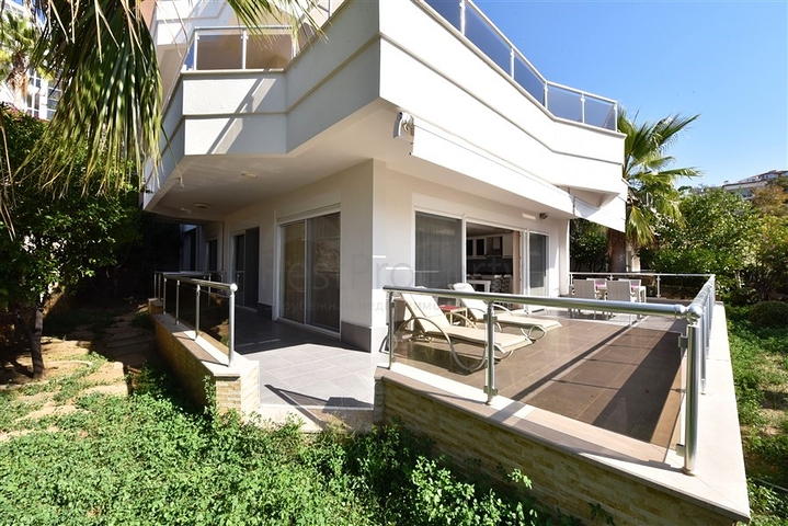 Большая трехкомнатная квартира в жилом комплексе класса люкс в Конаклы