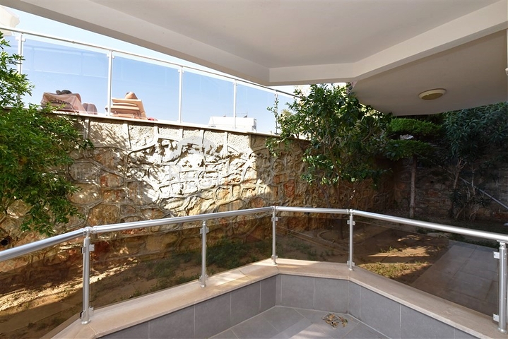 Большая трехкомнатная квартира в жилом комплексе класса люкс в Конаклы