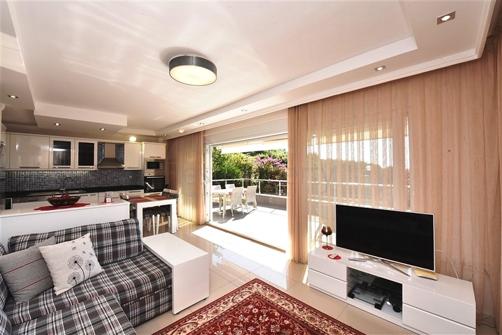 Большая трехкомнатная квартира в жилом комплексе класса люкс в Конаклы