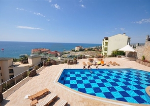 Большая трехкомнатная квартира в жилом комплексе класса люкс в Конаклы