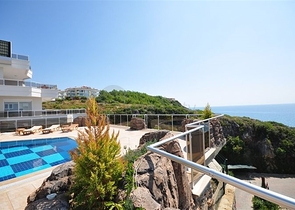 Большая трехкомнатная квартира в жилом комплексе класса люкс в Конаклы