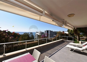 Большая трехкомнатная квартира в жилом комплексе класса люкс в Конаклы