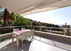 Большая трехкомнатная квартира в жилом комплексе класса люкс в Конаклы