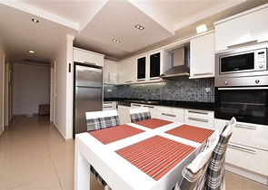 Большая трехкомнатная квартира в жилом комплексе класса люкс в Конаклы