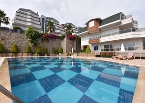 Большая трехкомнатная квартира в жилом комплексе класса люкс в Конаклы