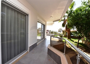 Большая трехкомнатная квартира в жилом комплексе класса люкс в Конаклы