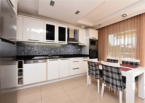 Большая трехкомнатная квартира в жилом комплексе класса люкс в Конаклы