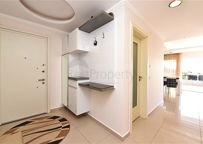 Большая трехкомнатная квартира в жилом комплексе класса люкс в Конаклы