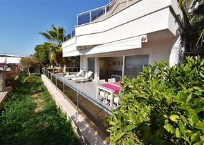 Большая трехкомнатная квартира в жилом комплексе класса люкс в Конаклы