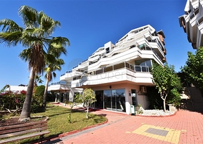 Большая трехкомнатная квартира в жилом комплексе класса люкс в Конаклы