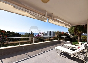 Большая трехкомнатная квартира в жилом комплексе класса люкс в Конаклы