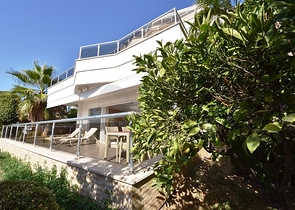 Большая трехкомнатная квартира в жилом комплексе класса люкс в Конаклы