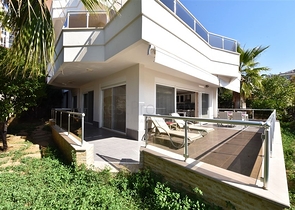 Большая трехкомнатная квартира в жилом комплексе класса люкс в Конаклы