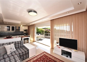 Большая трехкомнатная квартира в жилом комплексе класса люкс в Конаклы