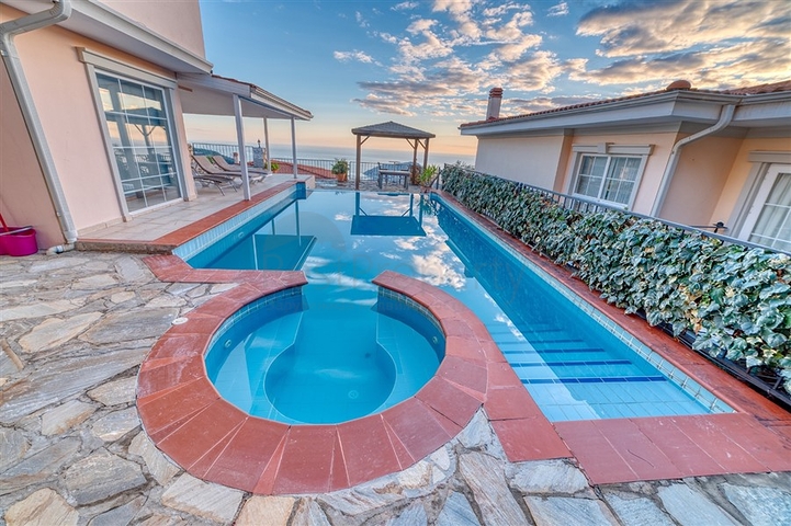 Меблированная вилла 4+1 в центре Алании