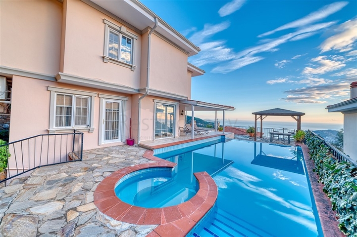 Меблированная вилла 4+1 в центре Алании