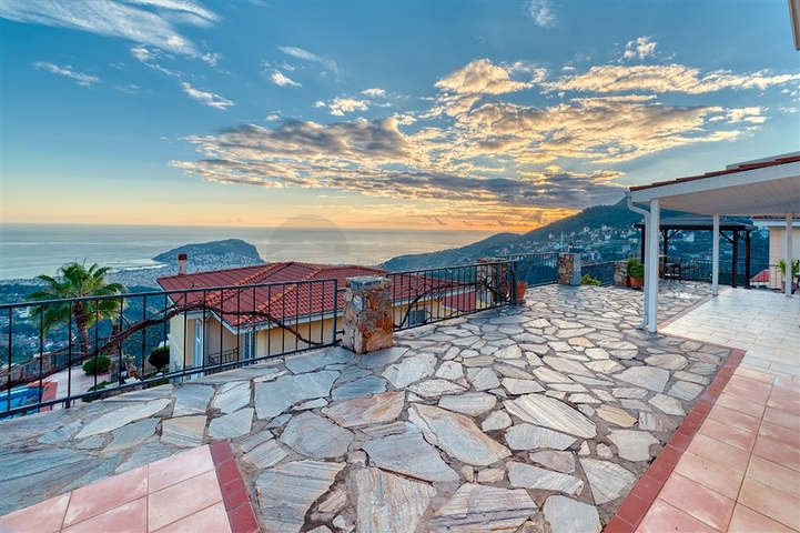 Меблированная вилла 4+1 в центре Алании