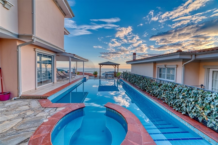 Меблированная вилла 4+1 в центре Алании